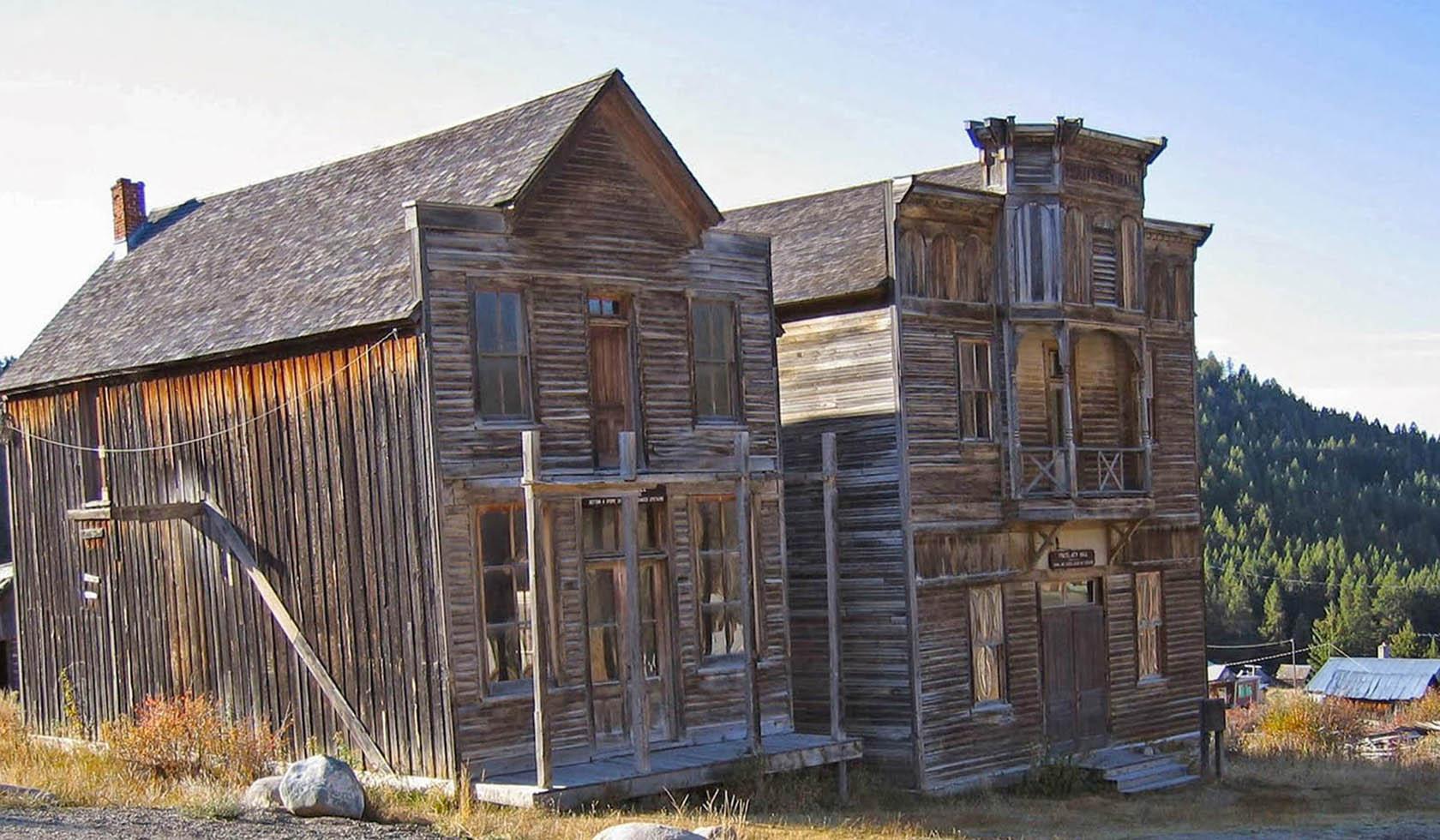 蒙大拿州埃尔克霍恩州立公园的废弃建筑