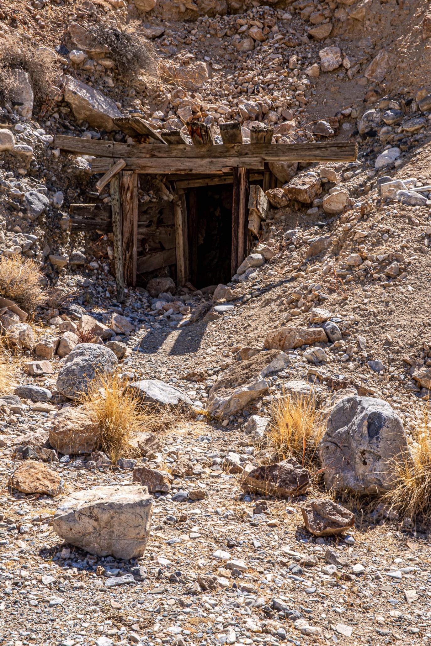废弃矿井入口,加利福尼亚