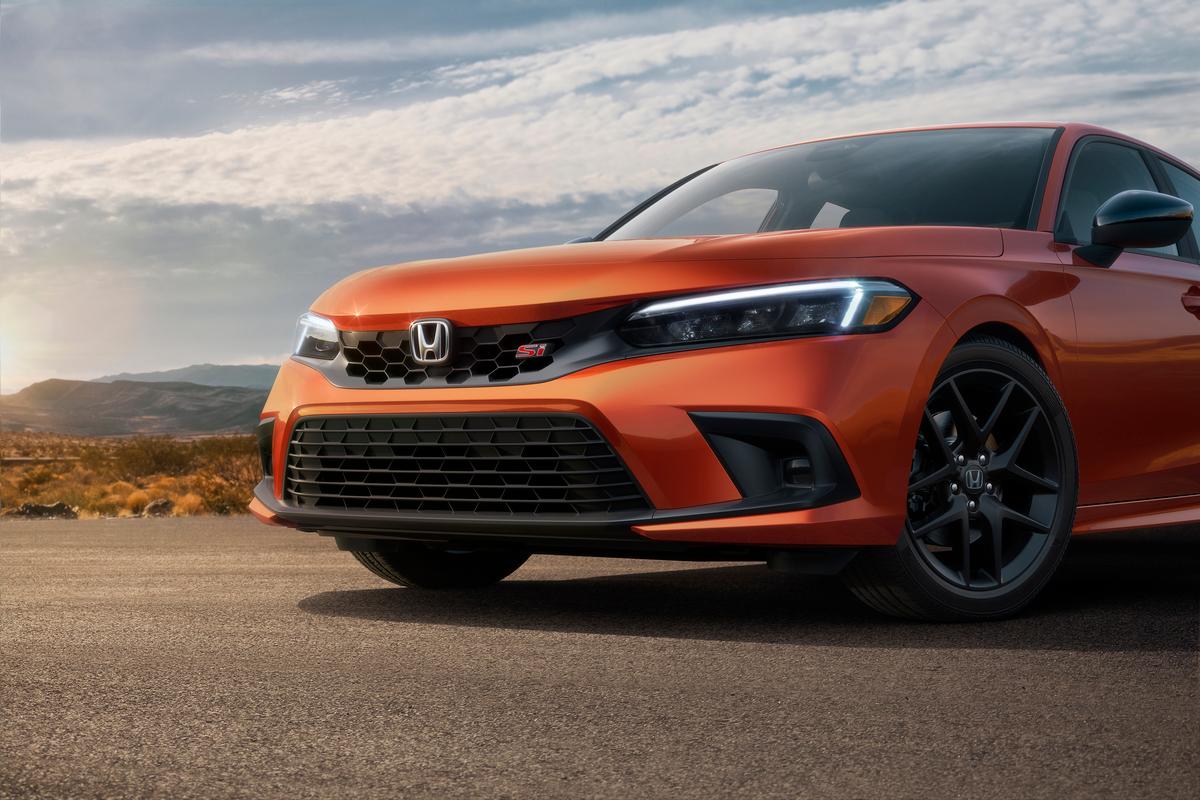 You can expect smooth driving and a spacious interior for the 2022 Honda Civic Si.