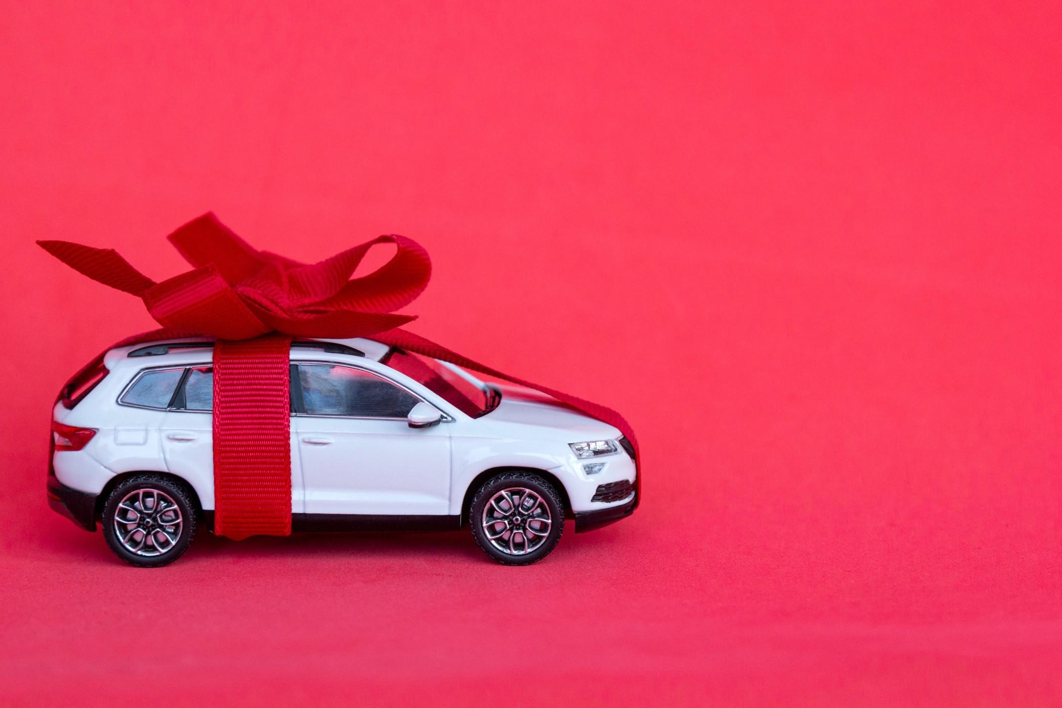 Do people really buy cars as Christmas gifts? Here are a few tips for how to buy your loved one a car this holiday season. 